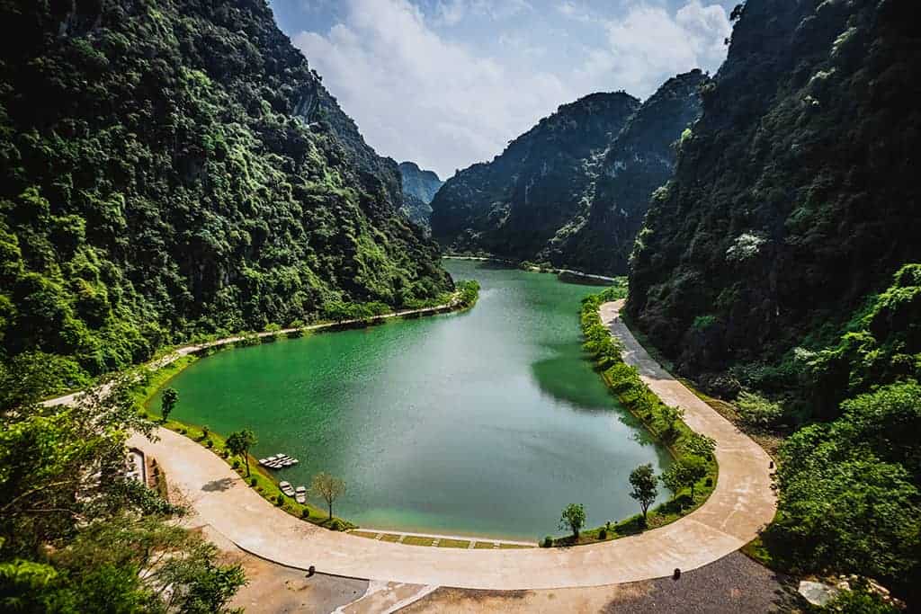 Introducing the Tuyet Tinh Coc, Trang An and Hang Mua Day Tour