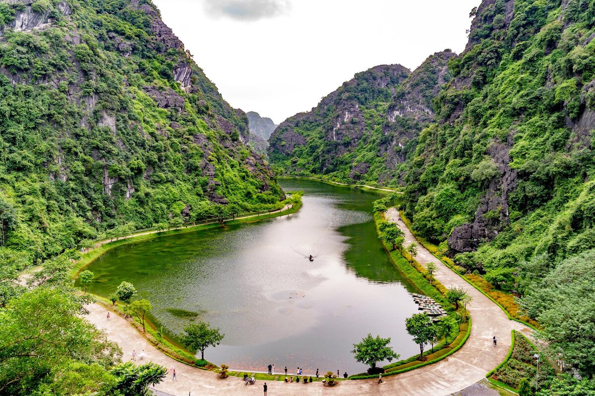 Introduction to Trang An - Mua Cave - Tuyet Tinh Coc - Hoa Lu - Bai Dinh