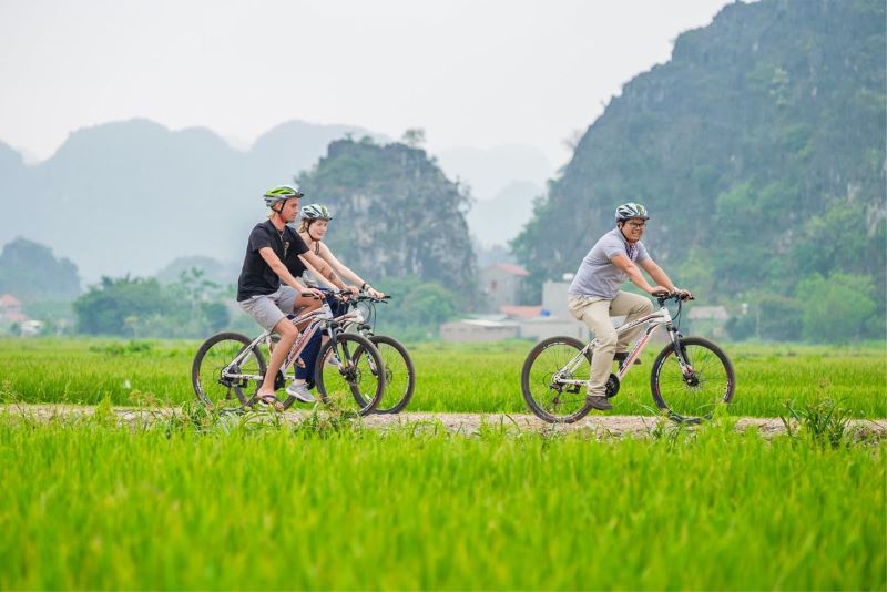 biking-through-ninh-binh-1