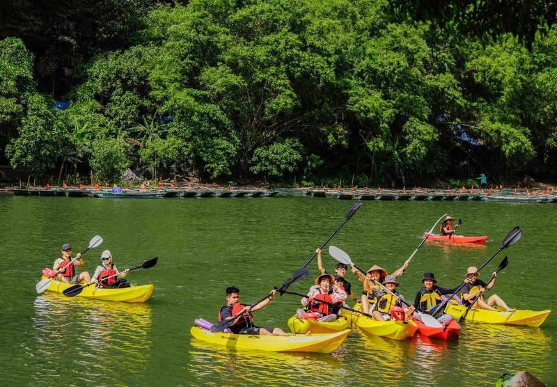 kayaking-in-ninh-binh-1