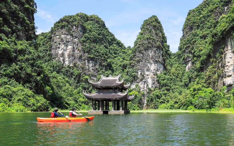 kayaking-in-ninh-binh-2